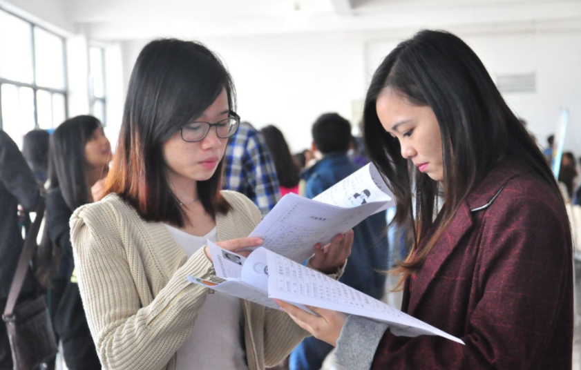 事业单位再迎喜讯，8类在编人员或将升级为公务员，教师能沾光吗