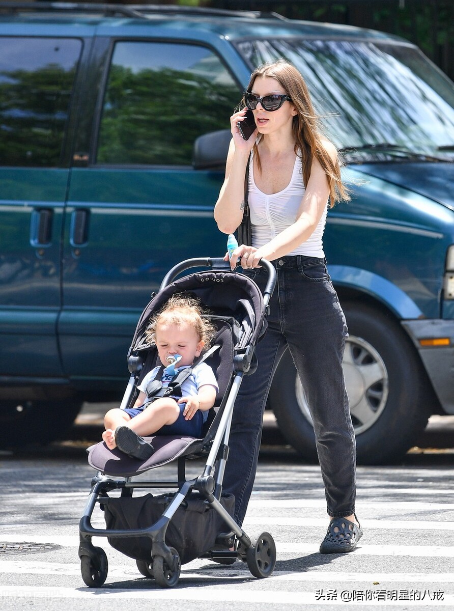 朱莉娅-福克斯 单手推手推婴儿车 一边接电话