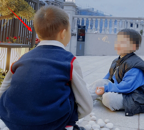 林丹3层别墅内景罕曝光！名贵红酒摆一墙，客厅大电视有半人高