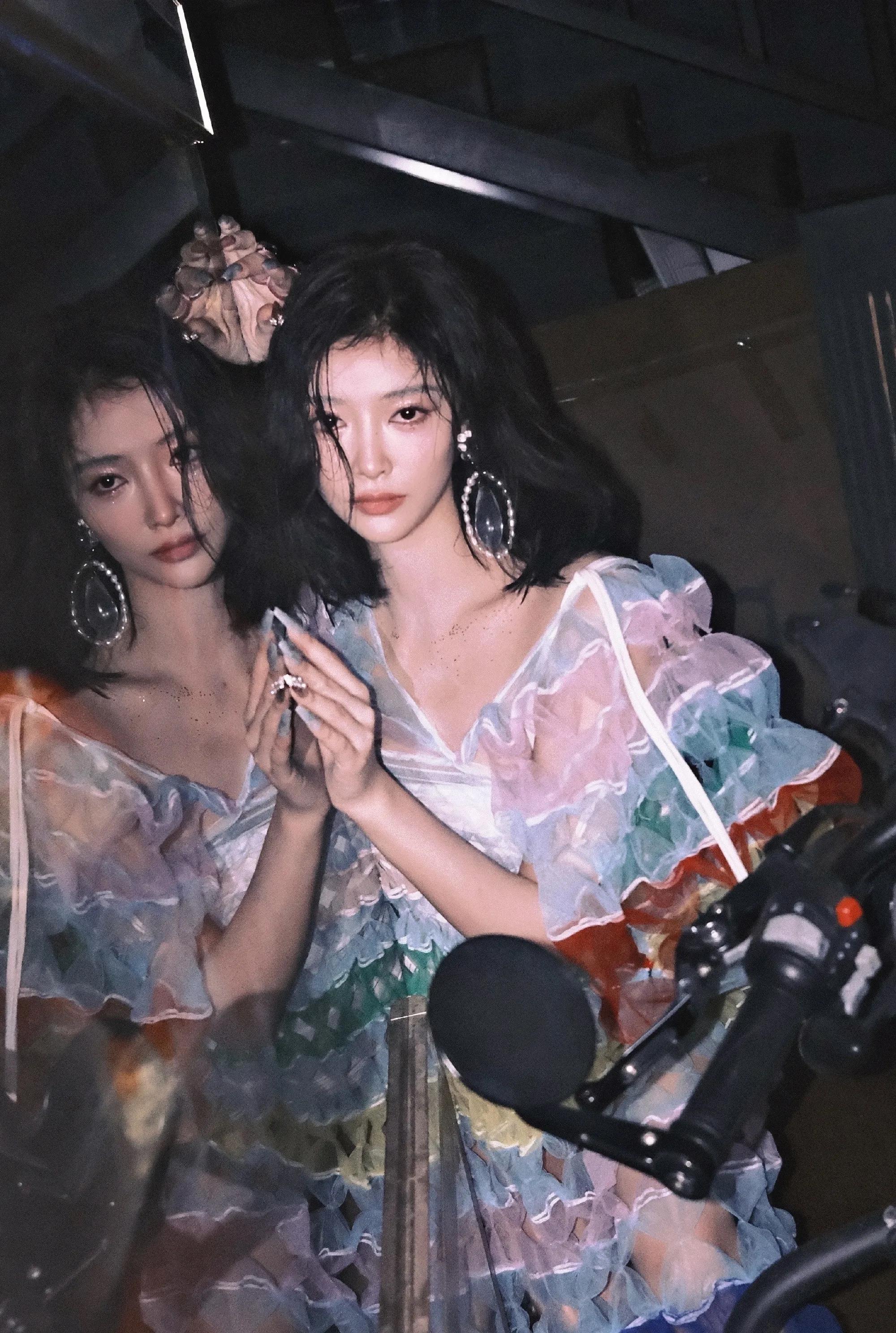 许佳琪银发，张艺兴银发，同是爱豆出身，同是银发造型，谁更好看