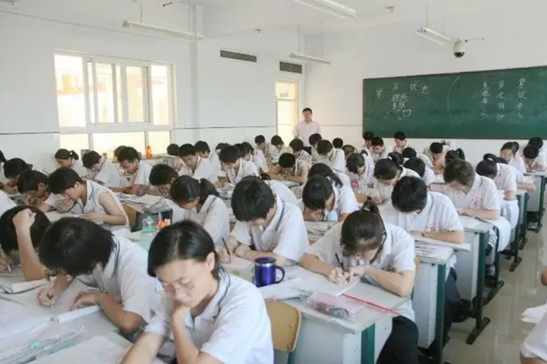 只能上专科，这4个专业不建议女生报考，很难找工作收入也不高