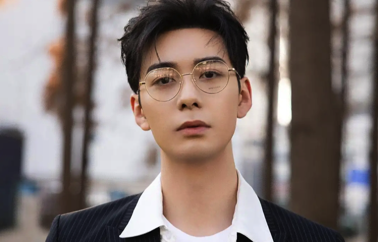 同样是“眼镜造型”，把肖战王一博和吴启华放一起，差距就出来了