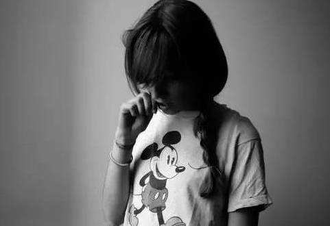 女大学生因想买7000元的裙子，到酒吧做兼职模特，最终结局如何？