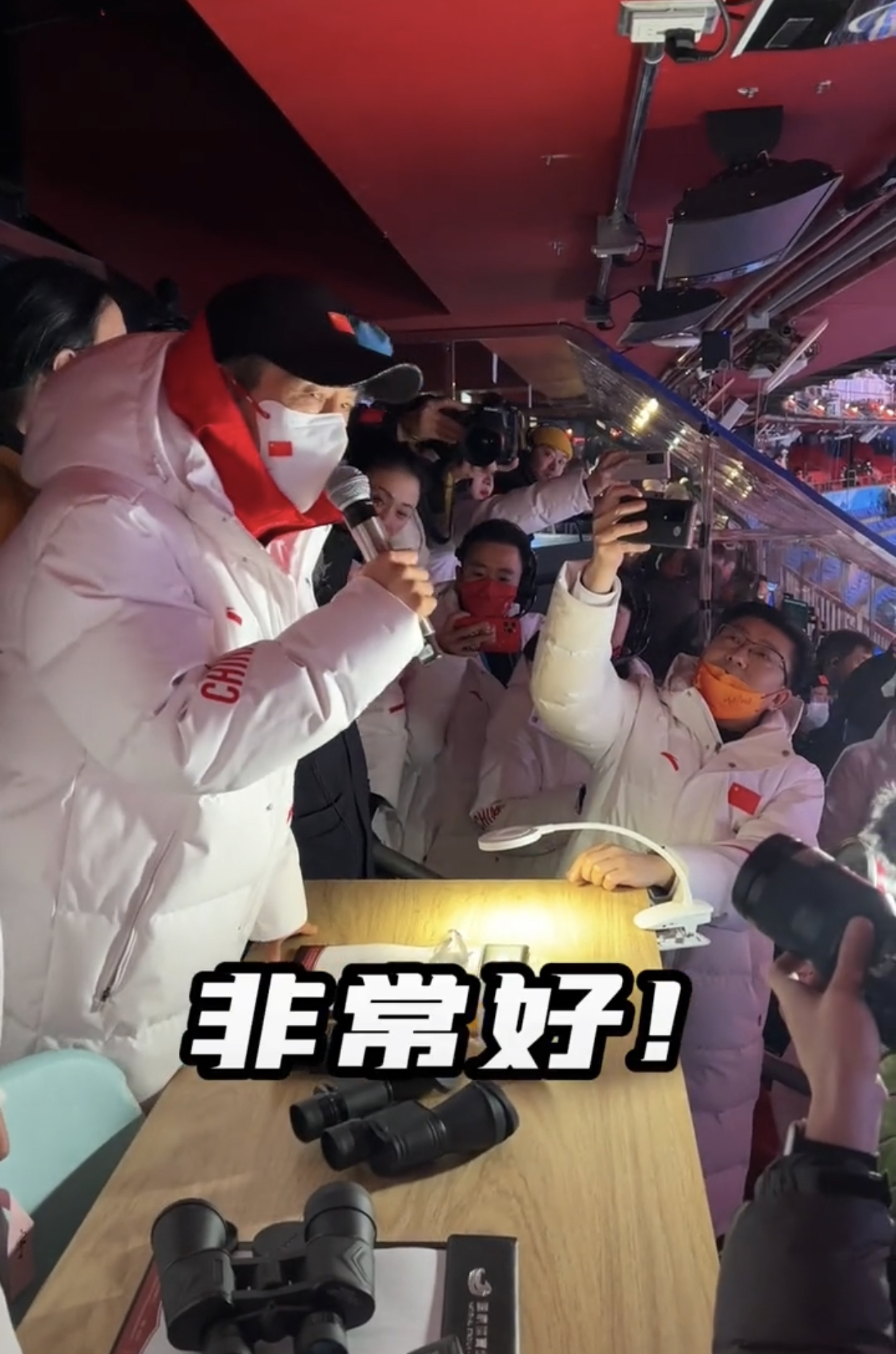 张艺谋大赞冬奥开幕式，圣火点燃后含泪与人拥抱，凌晨仍忙闭幕式