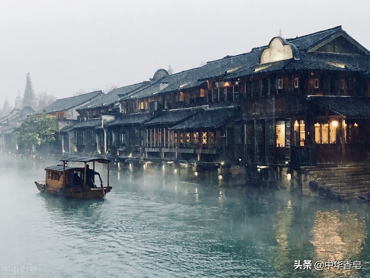 香膏礼盒开启后，姑娘们青葱玉指涂抹着香膏，美眸顾盼间华彩流溢