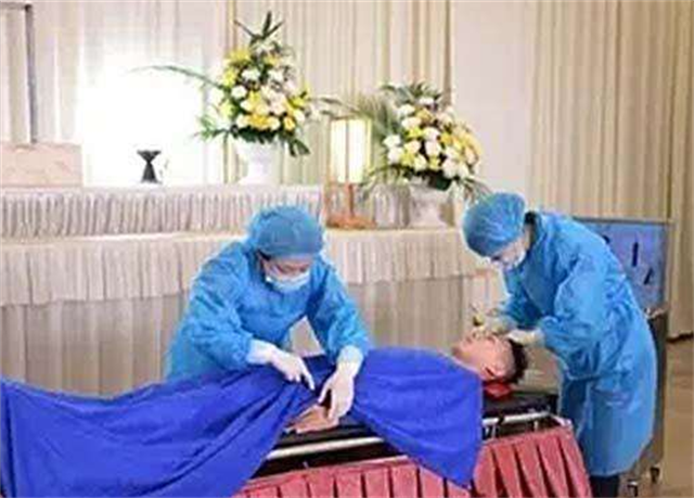 火葬场搬尸工：即使搬运高层住户，也要走楼梯，全程不敢停歇