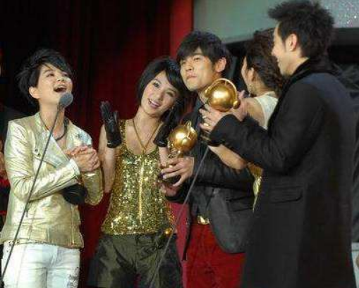 周杰伦成全村希望？回顾他的4段恋情，便知什么是分手见人品