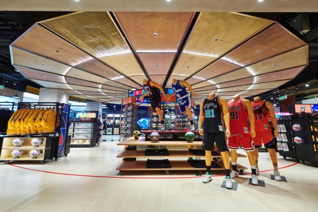 nba为什么穿中国球衣(3年连开3家！NBA在华布局大型门店，搭起文化沟通桥梁)