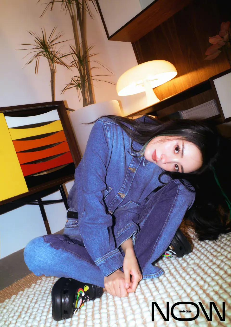 杨幂登上《嘉人NOW》夏季刊封面，属于夏日的缤纷色彩，鲜艳夺目