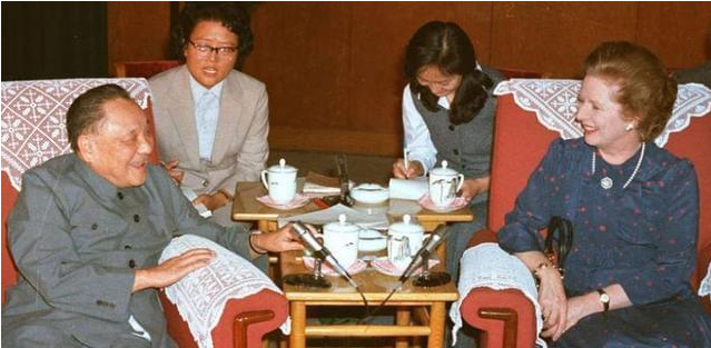 毛主席会见英国贵宾，提到香港问题，指着邓小平：那时是他们的事