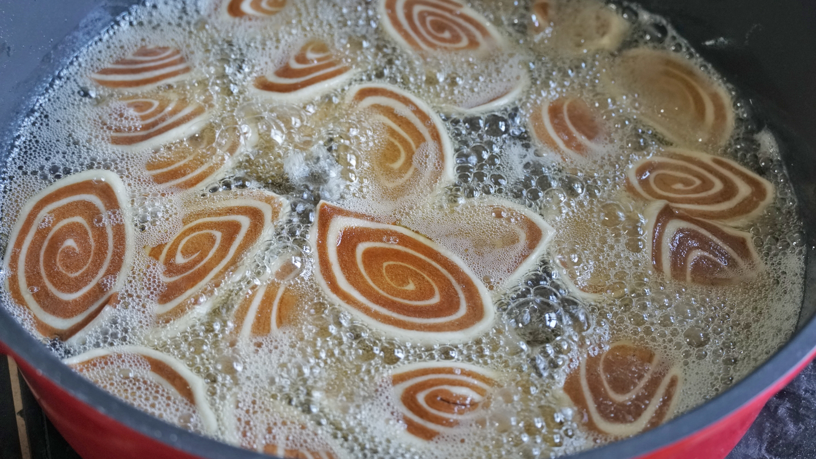 面粉最过瘾的6种做法，不用烤箱，咬一口酥掉渣，一出锅就抢光了