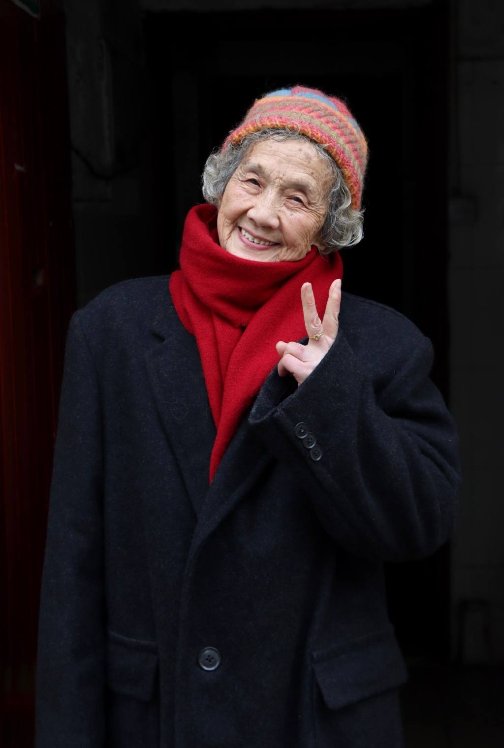 時髦的女人，從不在乎年齡！這位90歲的奶奶成了「穿搭偶像」