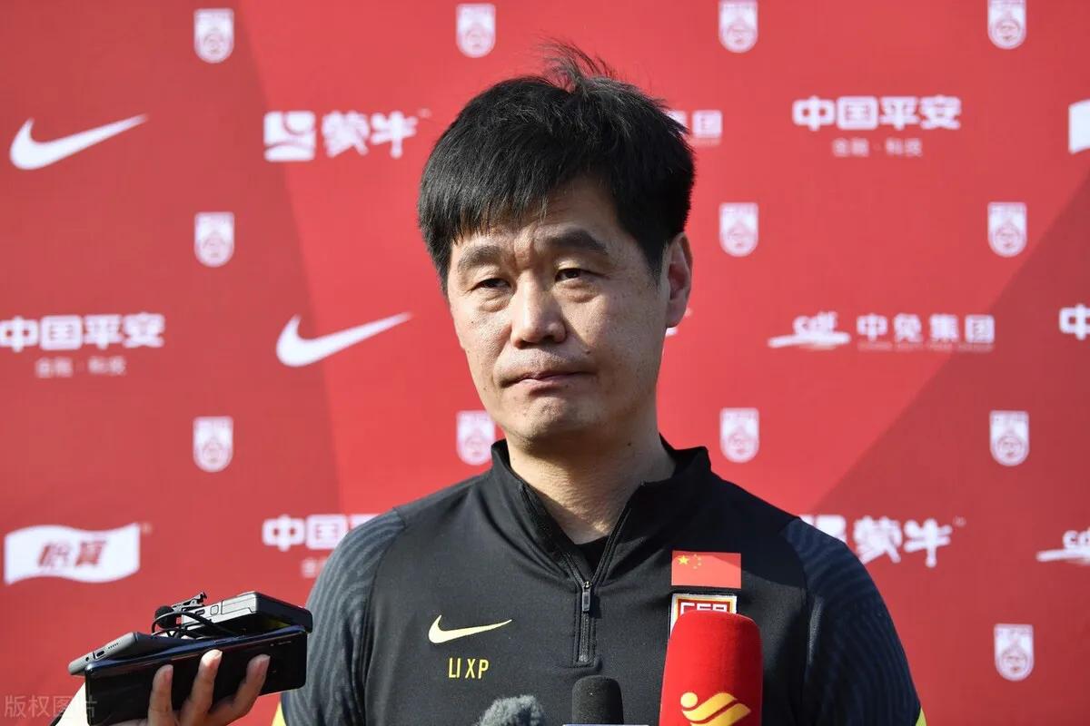 黄健翔深夜2点表态:归化球员有状态怎么不好好用