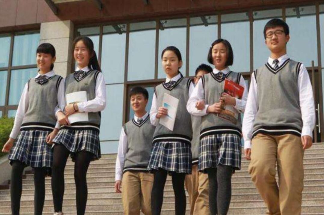 为啥普通学校校服是裤子，贵族学校却是裙子，这其中差在哪了？