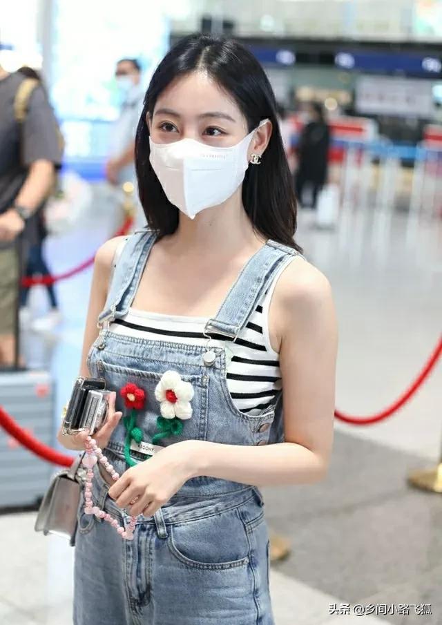 祝绪丹穿条纹背心搭背带裤现身 清新靓丽秀美肌十分养眼