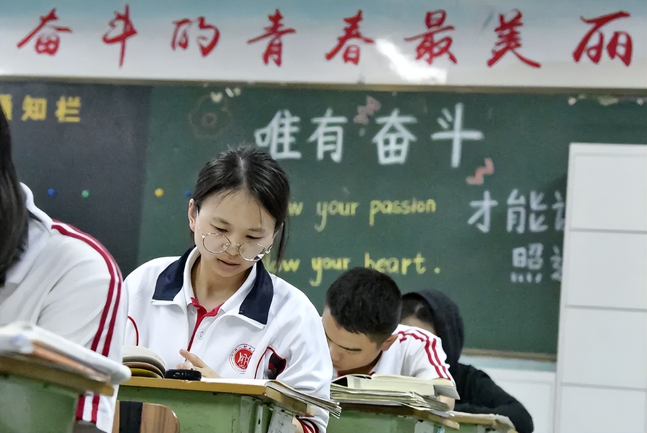 摘星星的王亚平回家，兑现和女儿的诺言，教育经历曝光让人赞叹