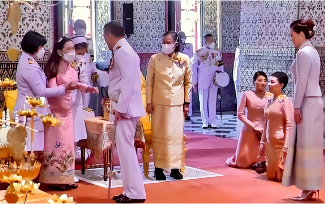 65岁的朱拉蓬公主，穿白大褂配卷发型状态好，同框诗琳通给树浇水