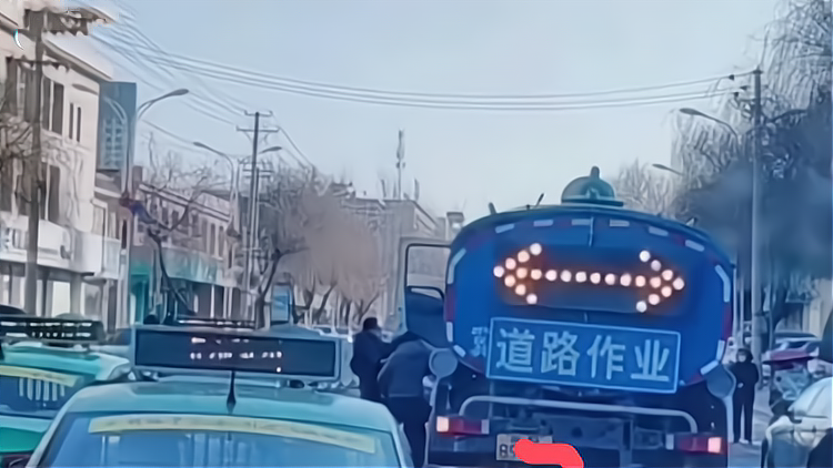 洒水车作业喷湿市民，司机被一顿摩擦，工作人员事后解释笑出了声