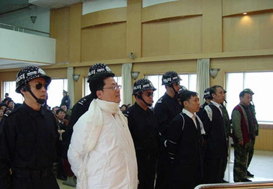 辽阳首富袁宝璟：白手起家却误入歧途，为求免死，捐给国家495亿