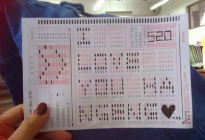 为何高考要求用2B铅笔涂卡？通过试卷扫描结果，学生明白其中秘密