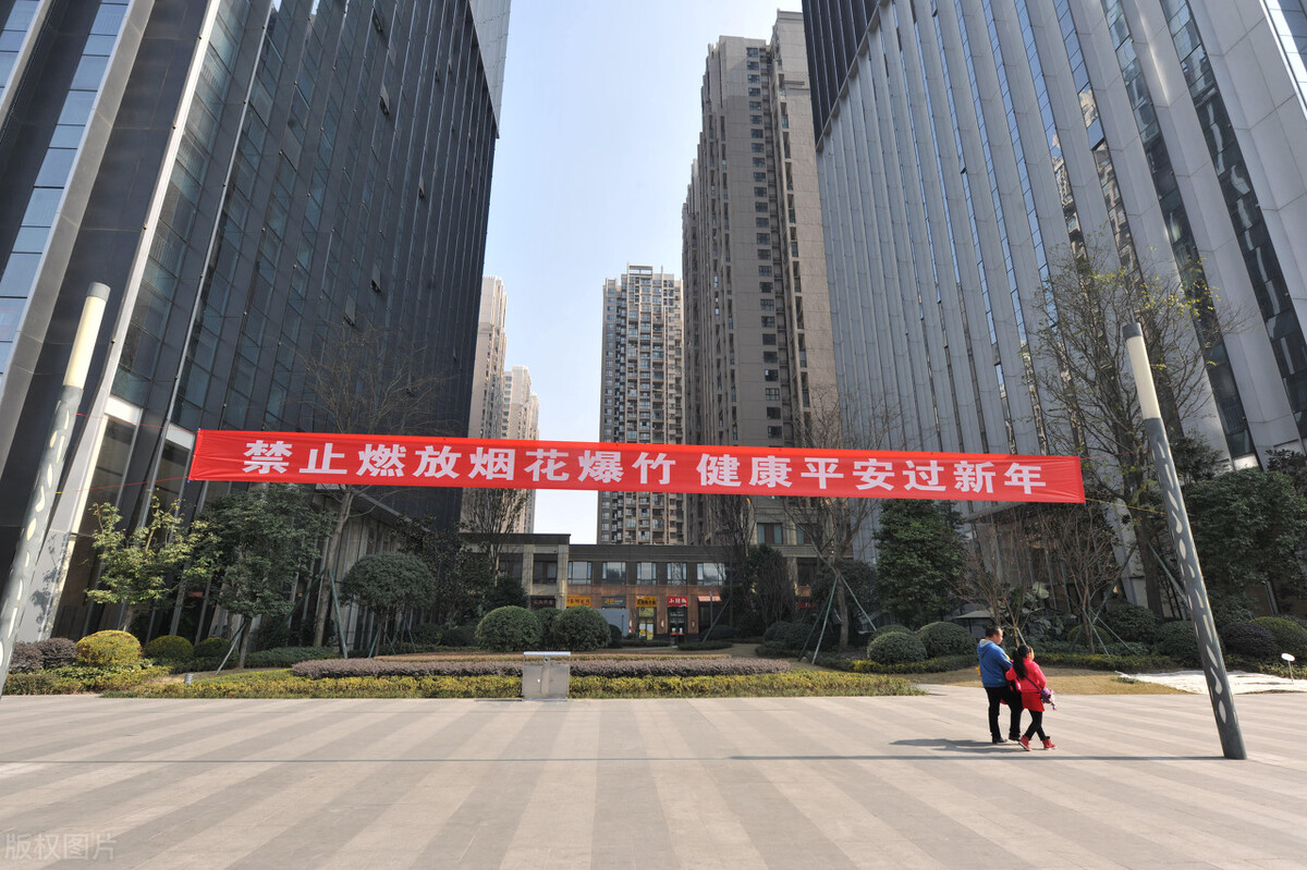 燃放烟花爆竹的历史民俗被禁，只因污染环境至人伤亡，那汽车呢