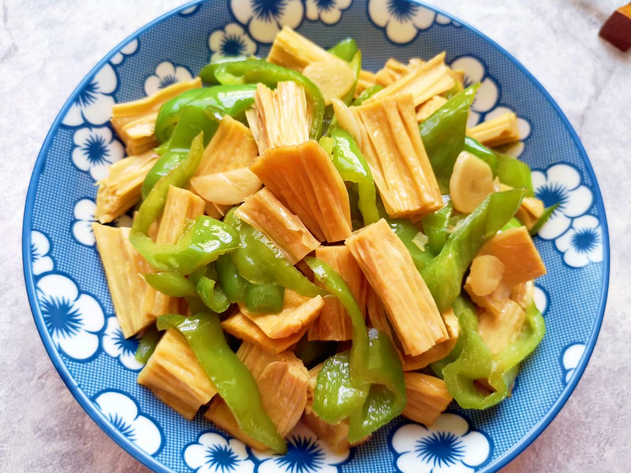 青椒腐竹这样炒，给肉都不换，10分钟就上桌，家人抢着吃