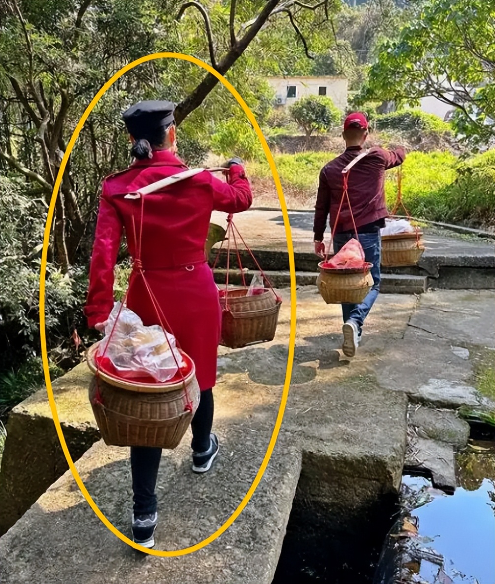 胡杏儿素颜吃海鲜大餐，碗里螃蟹比脸还大，主动打包剩菜毫无架子