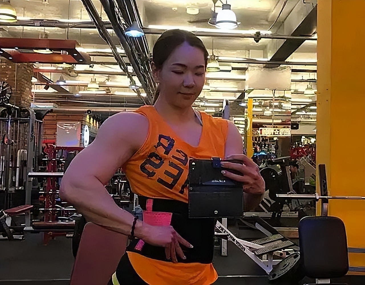 中国体坛健美冠军女神:37岁仍身材完美,嫁二婚法国富豪前妻祝福