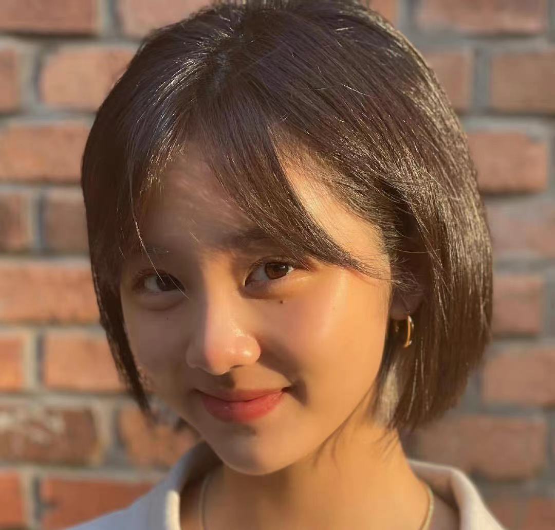 黄多多又晒美照,宽框眼镜大红唇,16岁的审美也是很