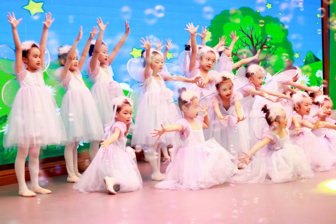 天府新区华阳实验小学举行“童星耀五月·艺术绽花开”群舞比赛