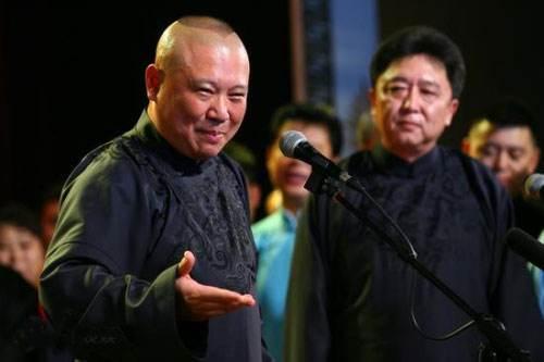 观众破口大骂脏话，郭德纲沉着应对，3句反问让对方羞愧离场