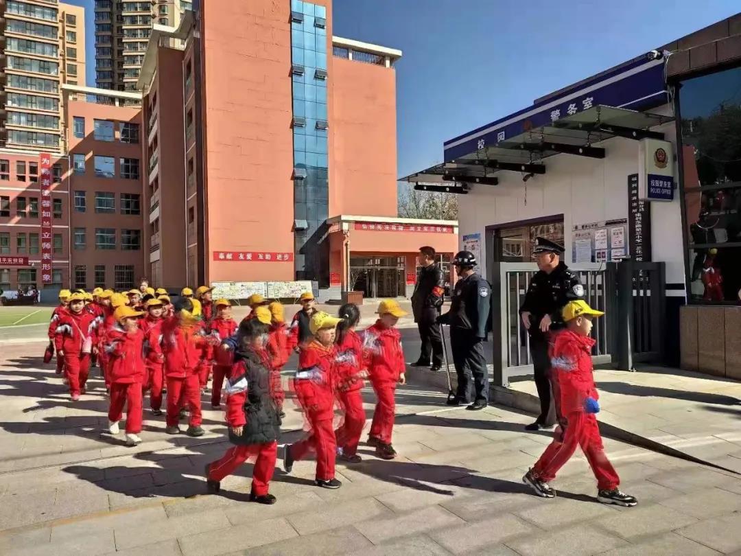 “红领巾”与“大檐帽”的“双向奔赴”