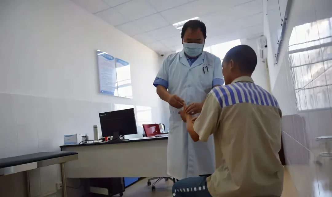 监狱里,服刑人员是如何看病的,要自己掏钱吗?
