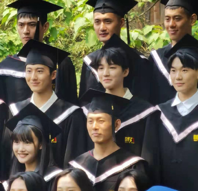 明星校园生活大不同！AB一周10块钱，郑恺开豪车上学，杨紫接地气