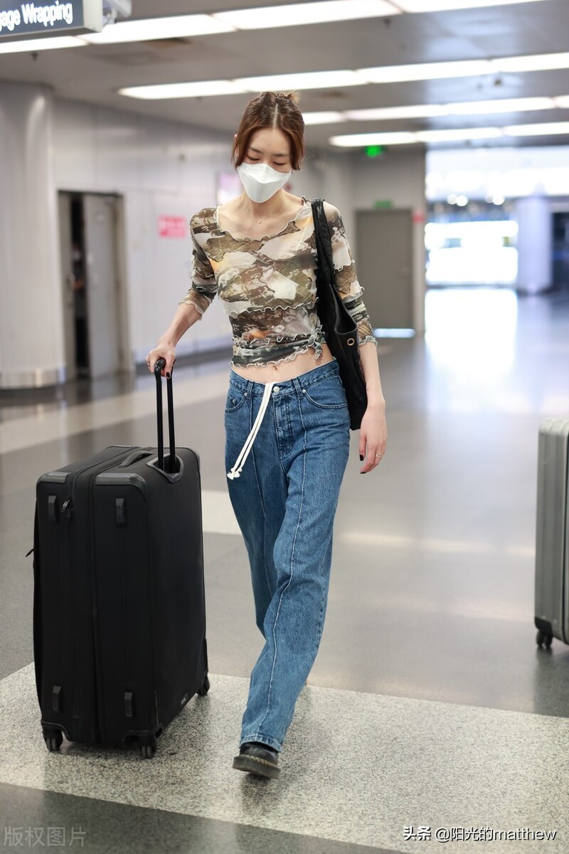 刘雯印花七分袖搭牛仔裤现身机场，自拿行李匆忙赶行程