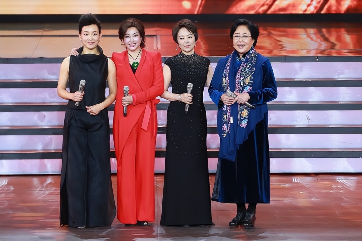 刘晓庆疯狂扮嫩却翻车！穿一身红同框64岁张瑜，浮肿脸暴露无遗