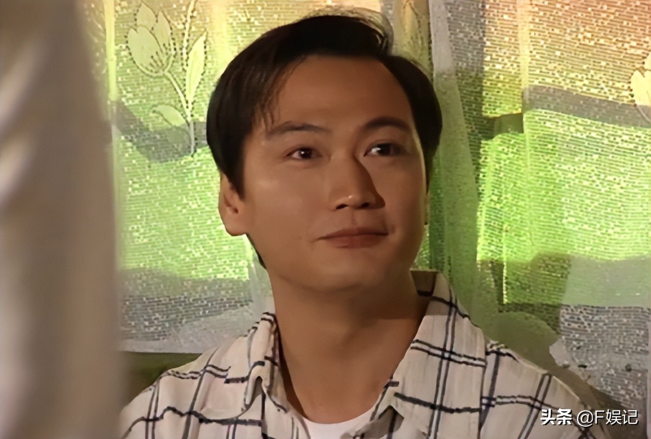 陶大宇大热天在街头派饭盒给老人家 热到汗都把白色外套变透明