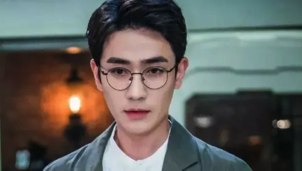 同样是“眼镜造型”，把肖战王一博和吴启华放一起，差距就出来了