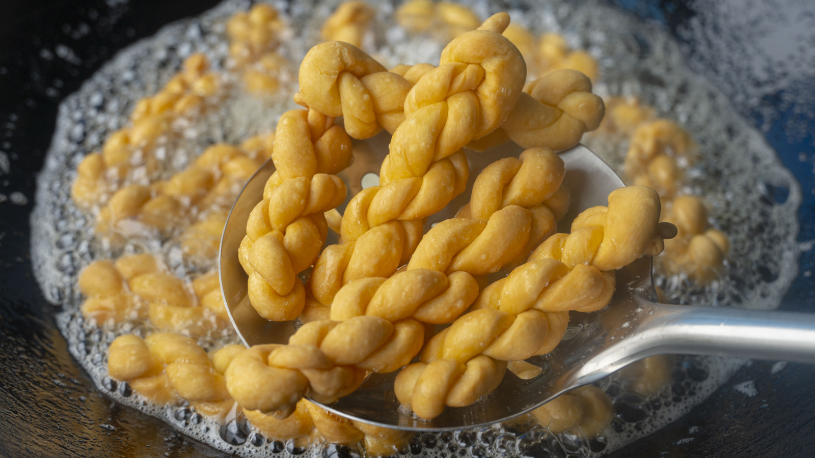 面粉最过瘾的6种做法，不用烤箱，咬一口酥掉渣，一出锅就抢光了