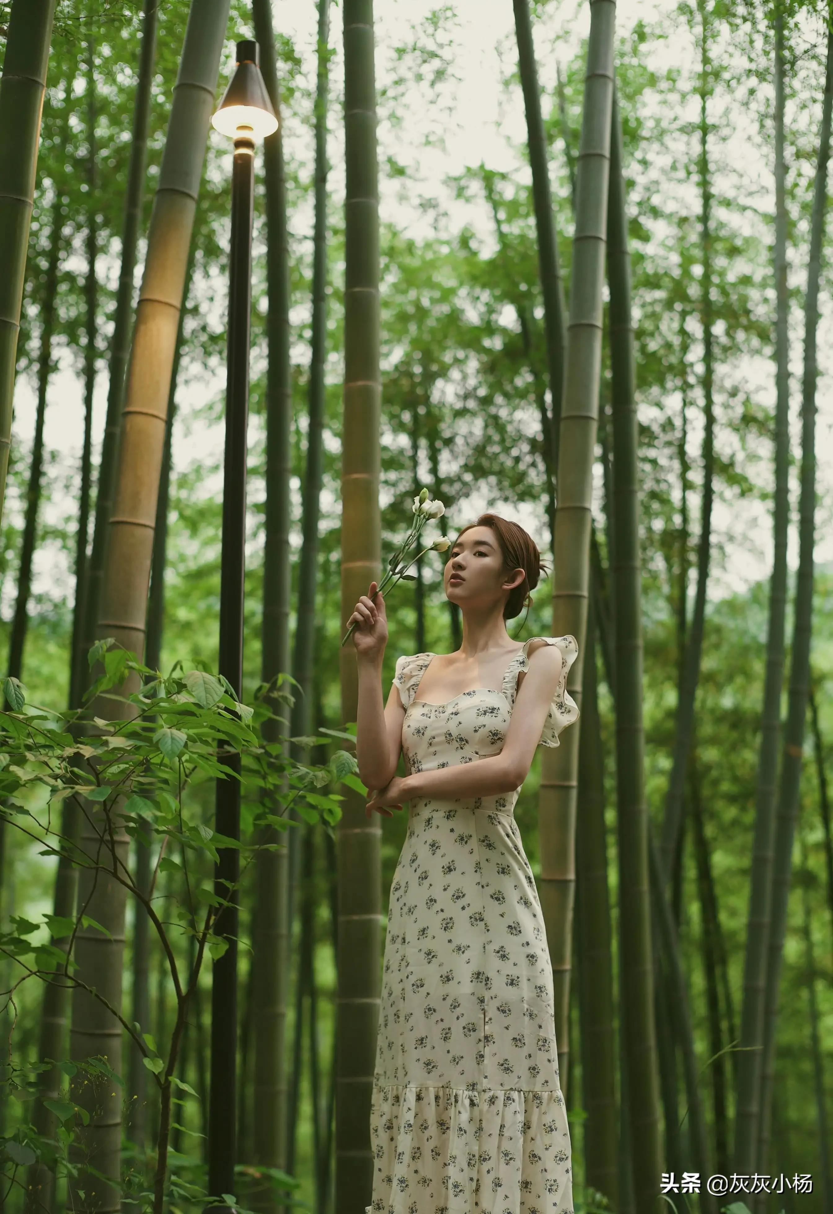 王玉雯，简约裙装，清纯甜美长相，气质脱俗