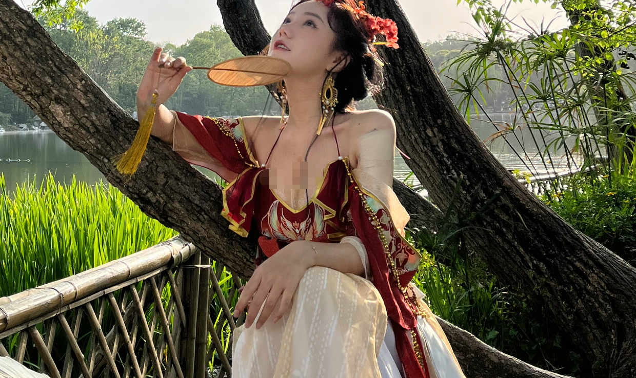 洛丽塔大哥晒出童年照片，网友：从小就是美人胚子-哪边嗨