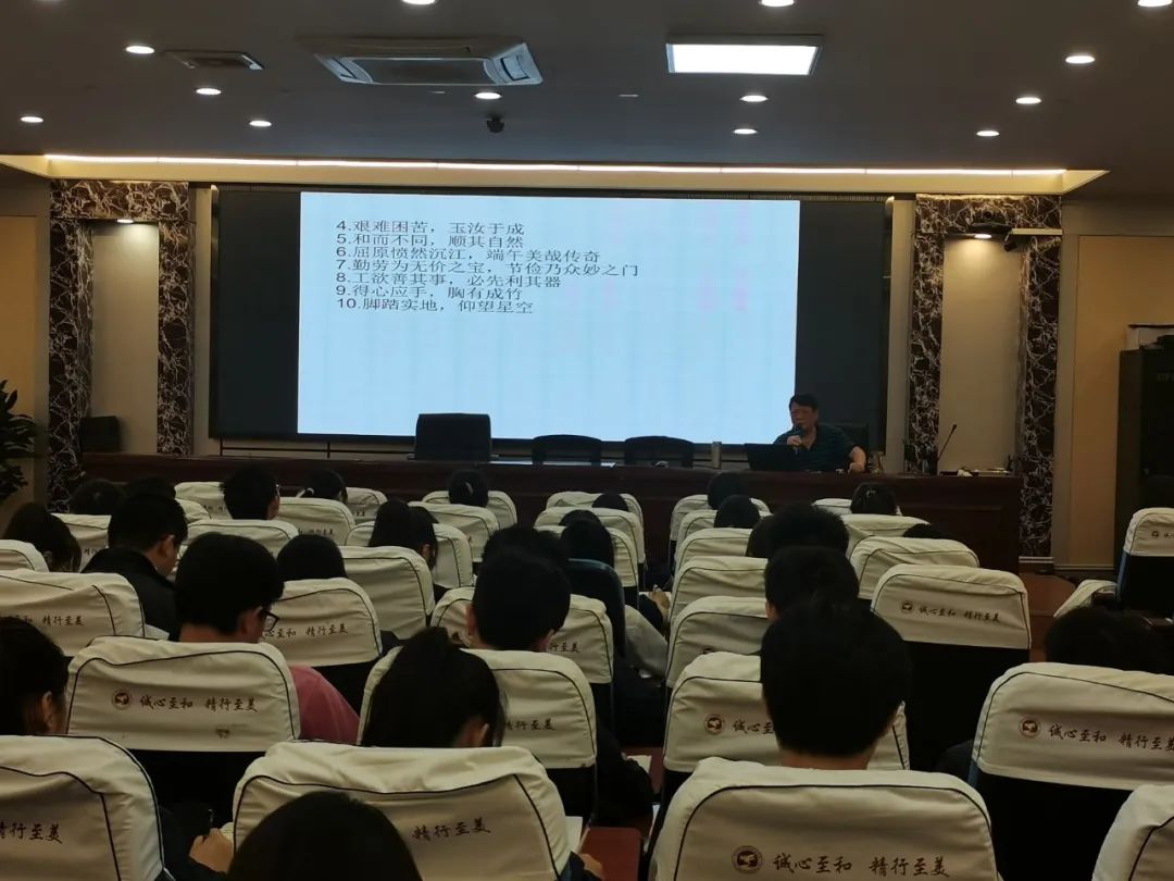 备战高考｜天府职校邀请专家走进学校为高三学子进行考前作文辅导