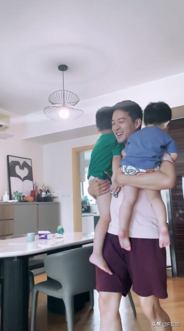 前TVB艺人陈智燊离家2个月突然回家 两个儿子看到爸爸后很开心