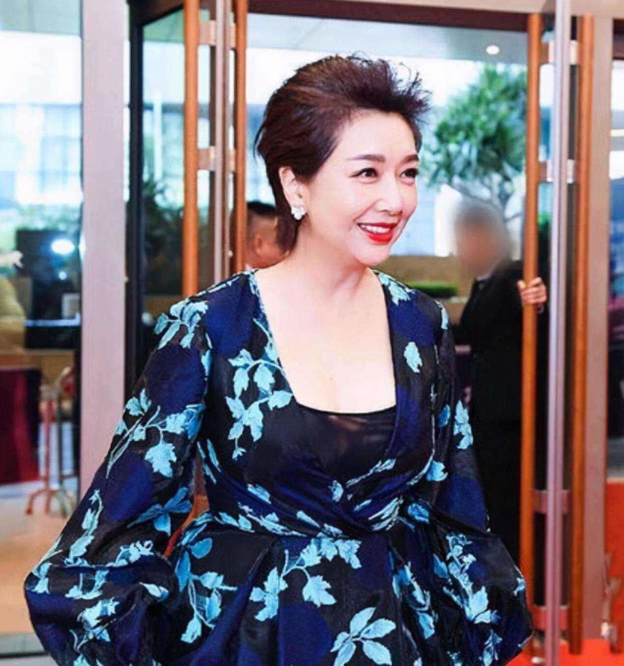 被56岁的江珊惊艳了：发型蓬松，衣着休闲，如邻家姐姐不显老