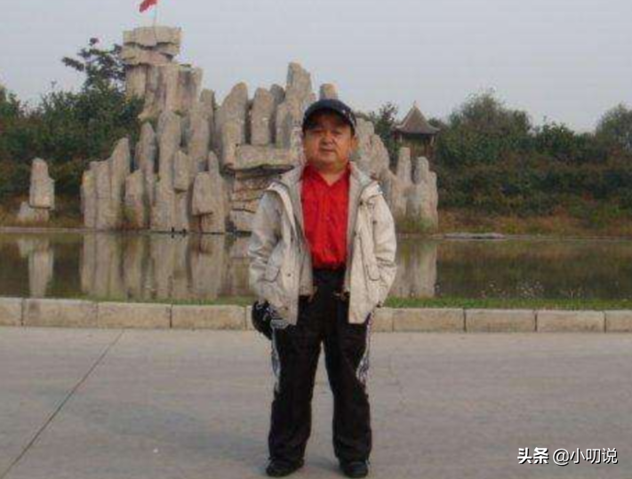 身高1.15米的张伸：44岁娶娇妻后被抛弃，无戏可拍靠小超市为生