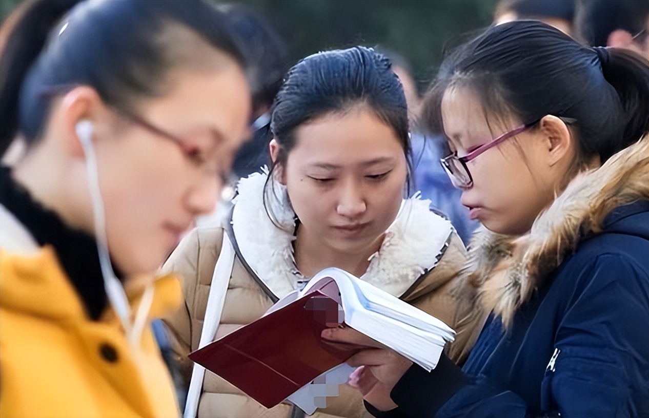 表面上看起来是体制内的工作，实际上是合同制，考生有必要了解