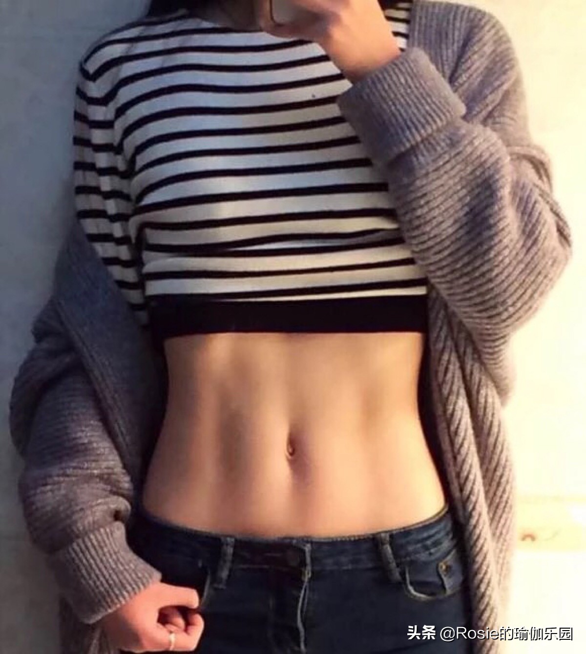 邓家佳长腿细腰性感迷人,如何抹平突出小腹,解锁同款s曲线?