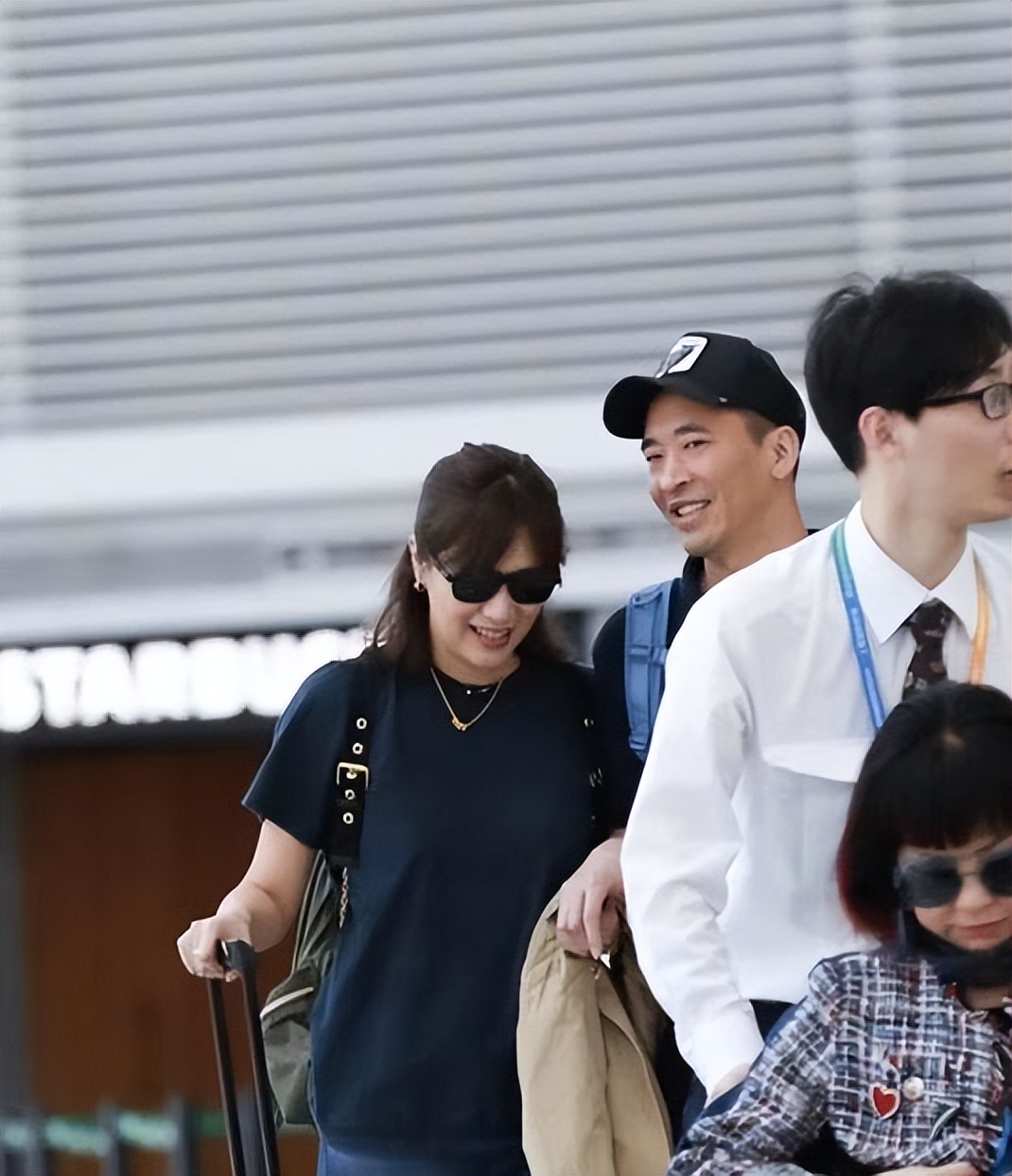 徐静蕾黄立行相恋数年不结婚令人费解机场造型也要保持cp感