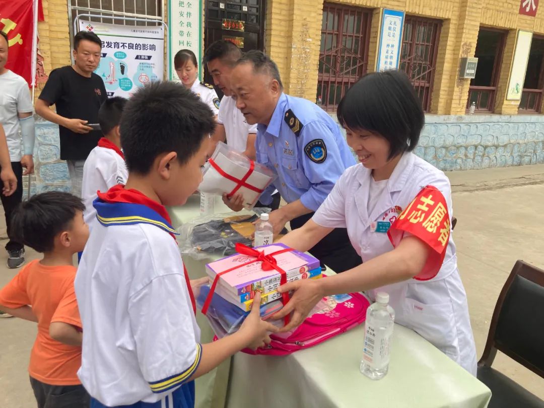 渭南市妇幼保健院举办“关爱留守儿童 妇幼在行动”义诊慰问活动