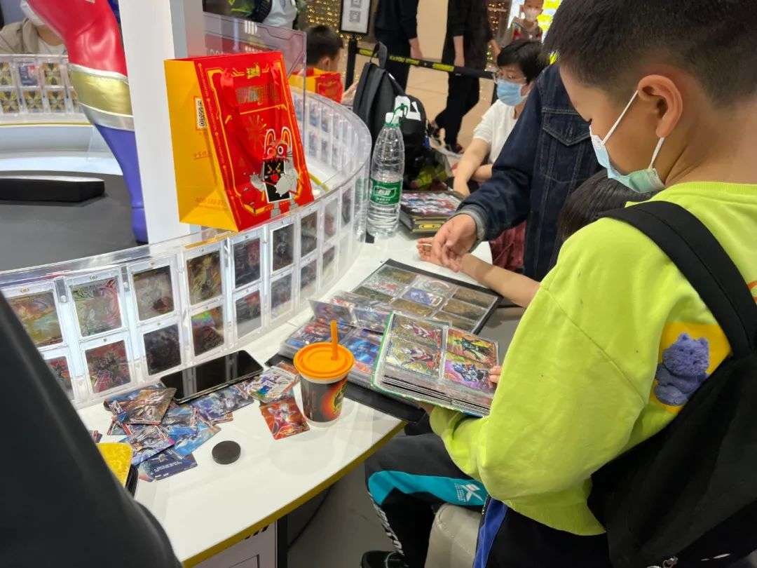 掏空小学生零花钱，这家公司利润碾压泡泡玛特｜隐形巨头